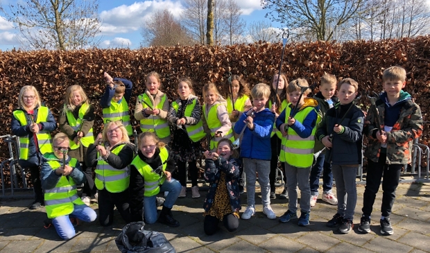 Groep 5a prikt er op los