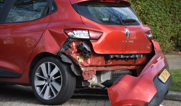<p>De auto raakte door de botsing flink beschadigd aan de achterzijde.</p>