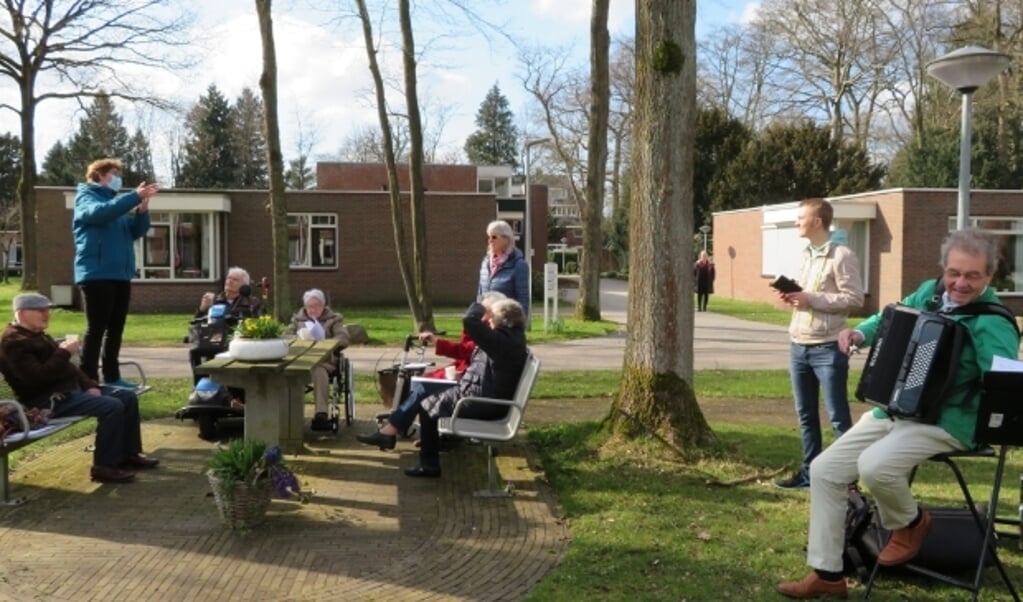 Deel van de mensen voor samenzang mensen met accordeonist Ebbe Rost van Tonningen