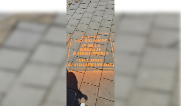 Voorbeeld van een milieuvriendelijke krijttekst die in Amersfoort is aangebracht na aanhoudingen en een politieactie om zo bewustwording onder jongeren te krijgen.