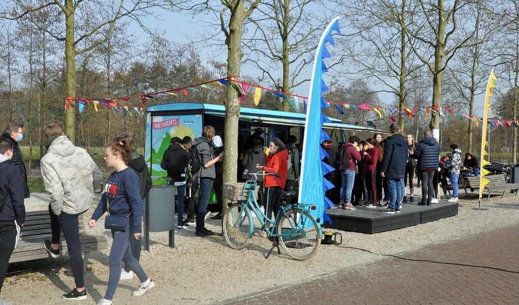 Op de Waldheim mavo werd de heropening gevierd met allerlei activiteiten en een poffertjeskar voor de leerlingen.