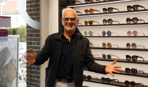 Edward Stots is enthousiast over de nieuwe zomercollectie zonnebrillen.