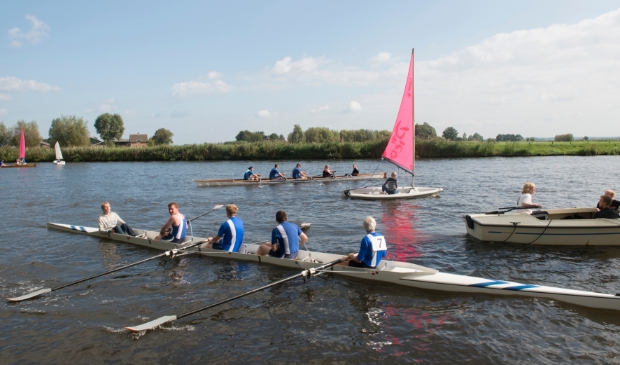 Roeiers en zeilers op de Eem.