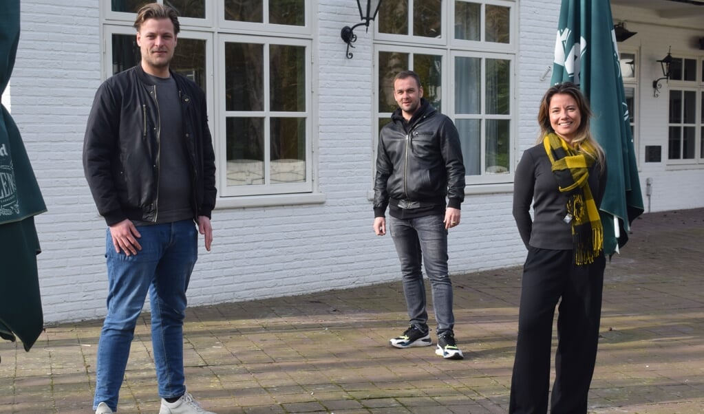 Nick Hessing, Arie de Vries en Sarah Engelberts (vlnr), de nieuwe eigenaren van De Kastanjehof.