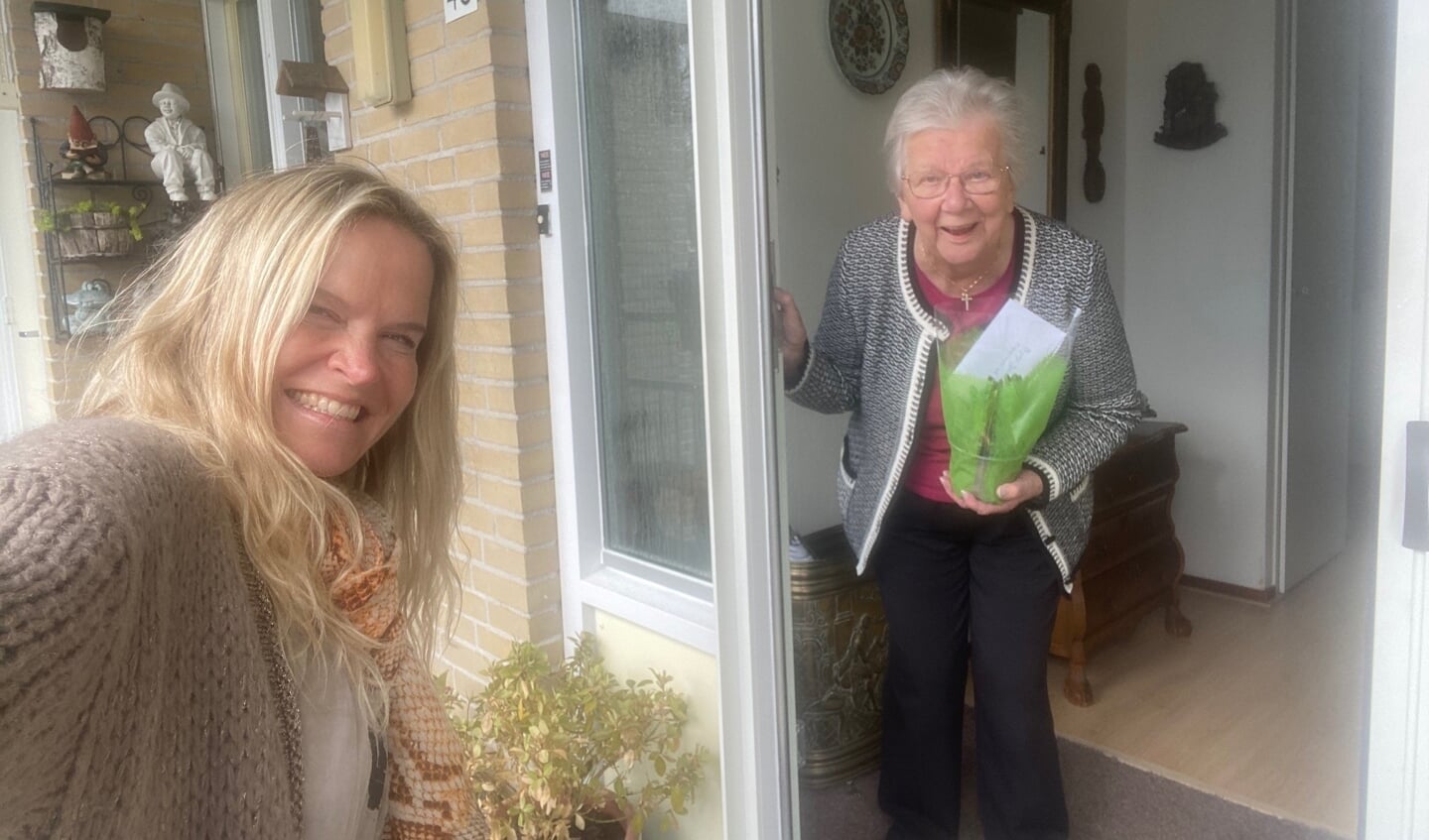 Bij 145 gasten werd door de vrijwilligers van Vier het Leven een hyacint gebracht.