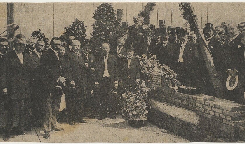 Eerste steenlegging voor de M.T.S. door H.J.Geyl,voorzitter van de T.S. De heer Geyl staat op de foto in het midden bij de bloemen. Achter de steen staat de Inspecteur van Onderwijs de Groot.