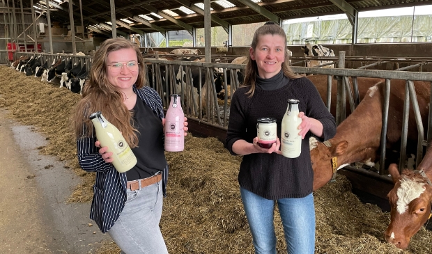 <p>Carina en Greta van de Beek met eigengemaakte biologische vanillevla, yoghurt en hangop.</p>
