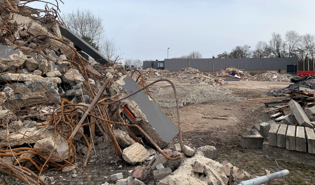 De oude opstallen maken plaats voor een bedrijvenloods met 22 units.