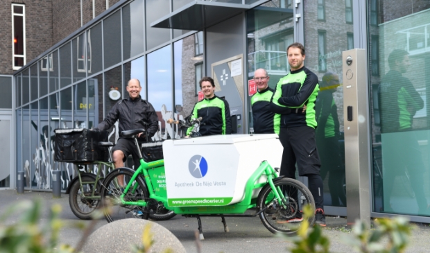 <p>De Nijkerkse apothekers Jan van der Krift en Anke Barsema zetten de fietskoeriers van Greenspeed in voor de bezorging van medicatie in Nijkerk.</p>