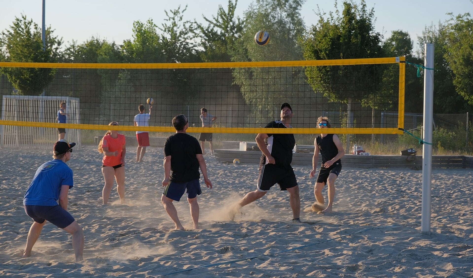 Beachvolleybal is populair. Volleybal Vereniging Ouderkerk wil graag drie beachvolleybalvelden aanleggen aan de Wethouder Koolhaasweg.