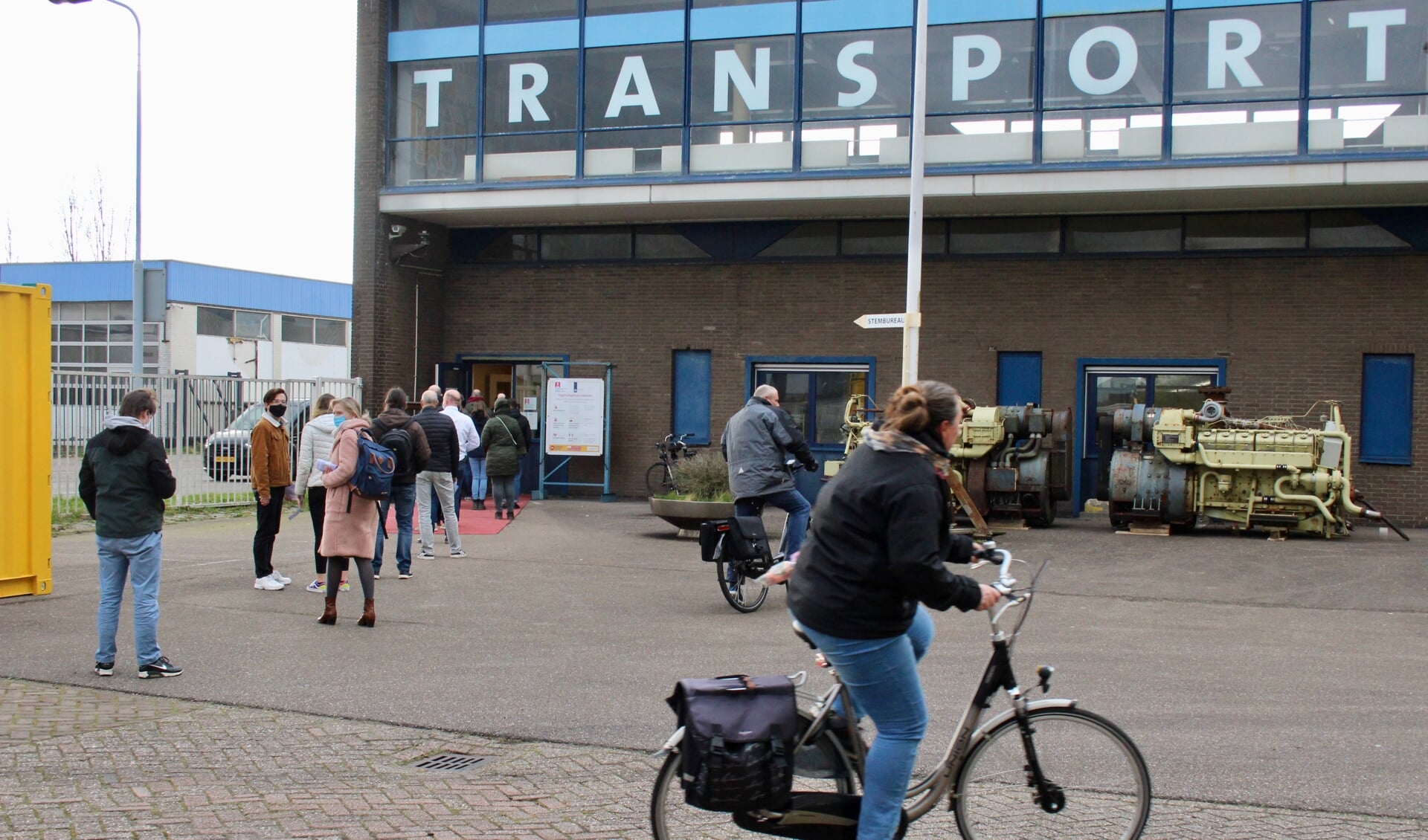De gemiddelde wachttijd om te kunnen stemmen bij het Nederlands Transport Museum is zo'n half uur.