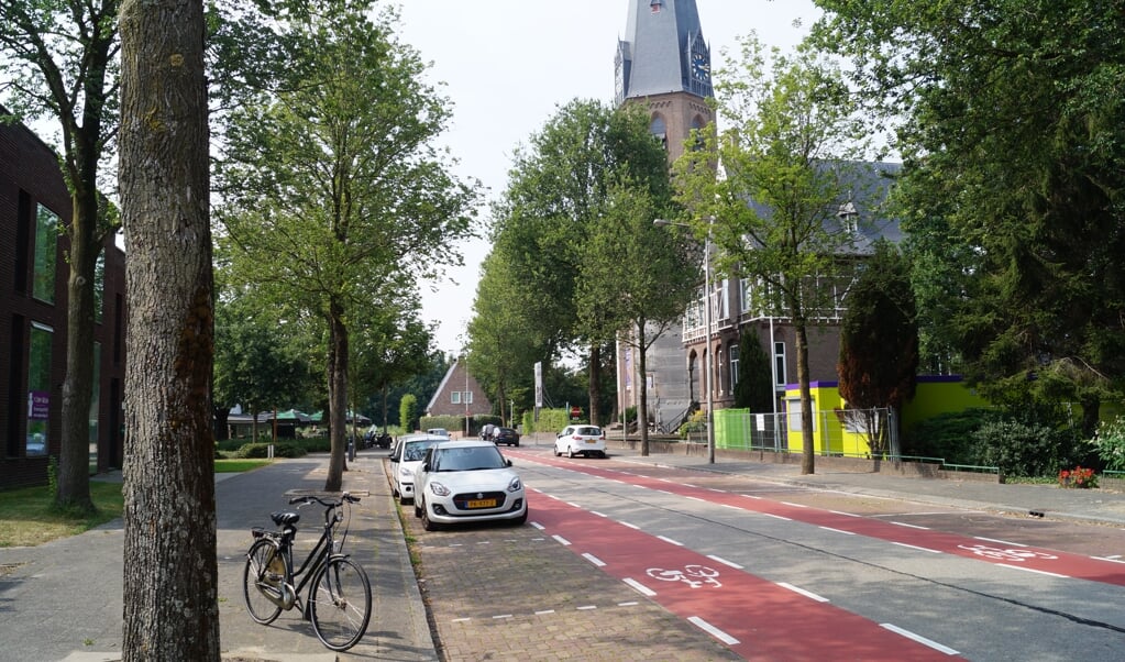 De bussluis komt ter hoogte van de Urbanuskerk in Bovenkerk