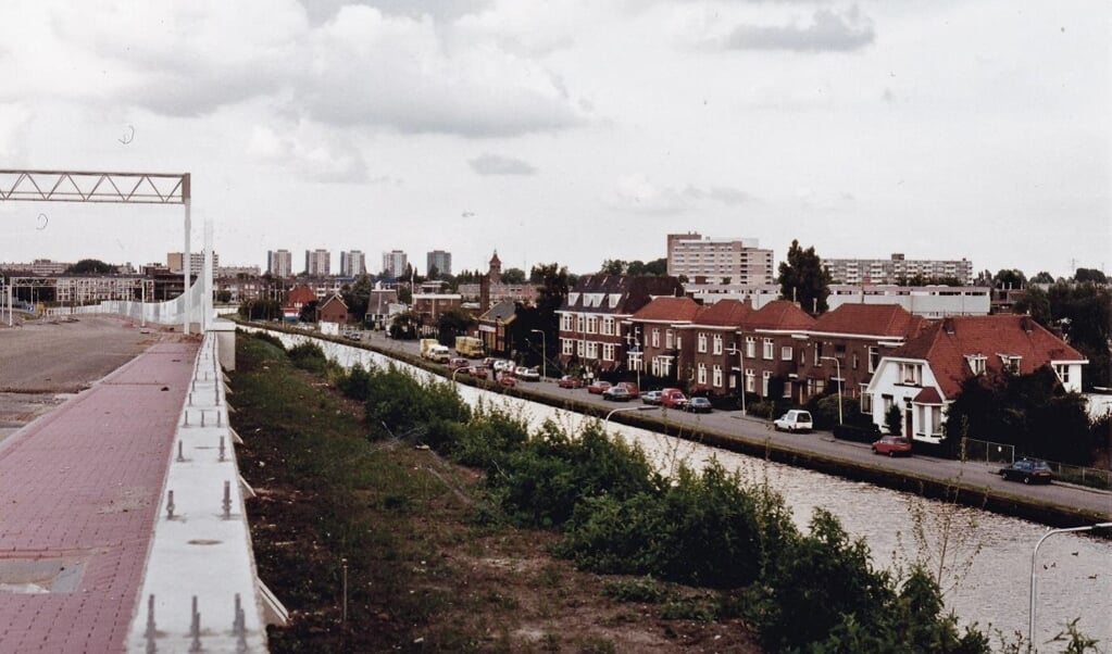 Molenkade gezien vanaf de Ringweg A10 in aanleg, juli 1990. 