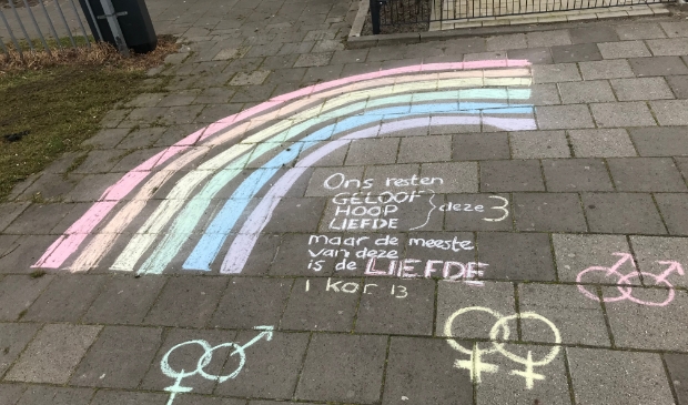 <p>Zondag werd bij de Gomarus scholengemeenschap in krijt een regenboog getekend met de bijbeltekst uit 1 Korinthe 13 over de liefde</p>