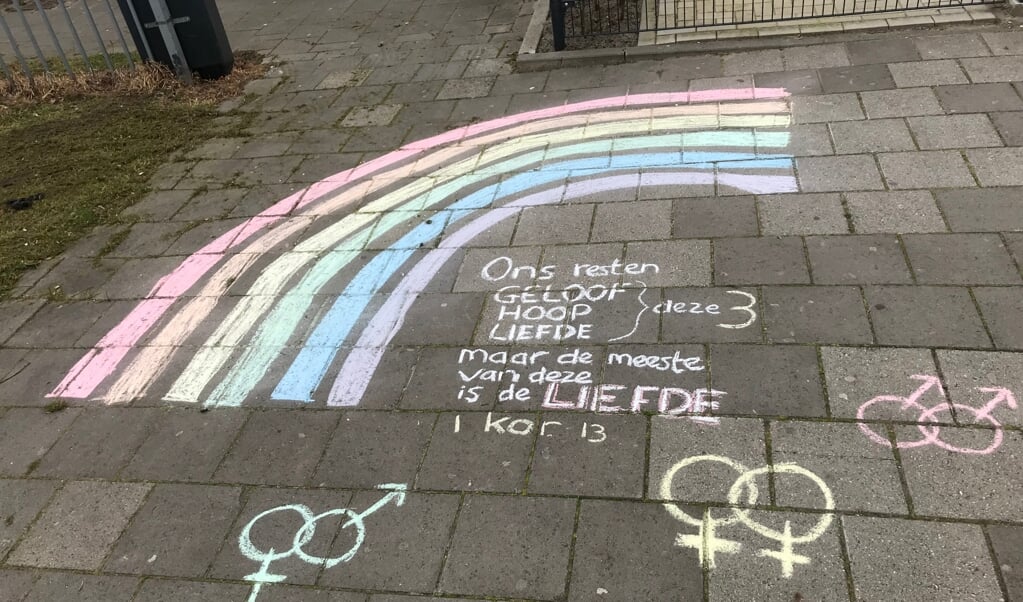 Zondag werd bij de Gomarus scholengemeenschap in krijt een regenboog getekend met de bijbeltekst uit 1 Korinthe 13 over de liefde