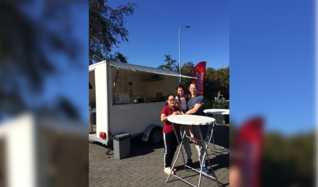 <p>Thuy en Jonathan zijn blij met de liefdevolle ontvangst in Ouderkerk.</p>
