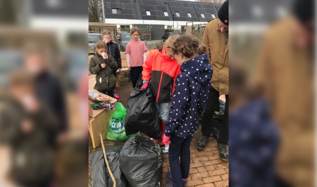 Het zwerfafval wordt gewogen