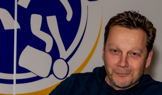 <p>Initiatiefnemer Marcel van der Hoop moet besluiten plaatselijke voetbalwedstrijd niet door te laten gaan.</p>