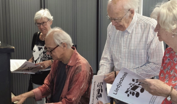 <p>Samen zingen.</p>