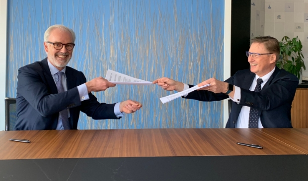 <p>Willem Offerhaus van KPN en wethouder Rob Ellermeijer ondertekenden in maart de overeenkomst voor de aanleg van het galsvezelnetwerk.</p><p> </p><p>ewonersworden door KPN en de aannemer vooraf geïnformeerd over de werkzaamheden. </p><p>De gemeente treedt op als toezichthouder. Voor het buitengebied (Middelpolder, Bovenkerkerpolde</p>