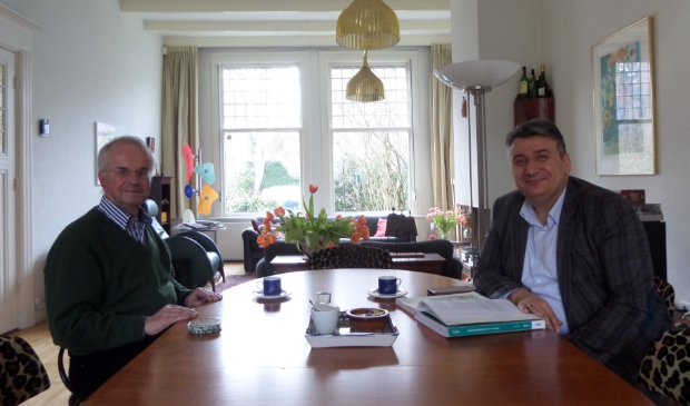 <p>Taalcoach Sietse Ellerbroek is buitengewoon trots op de taalvorderingen van Hasan Tanriverdi. </p>