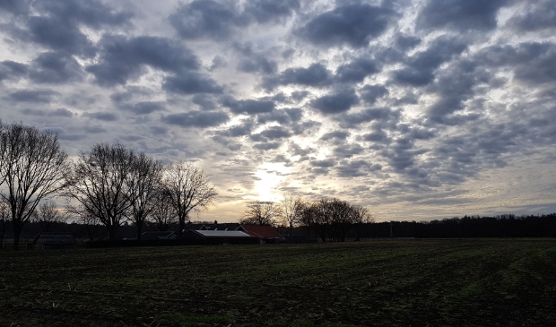<p>De zon breekt door over de kale vlakte.</p>