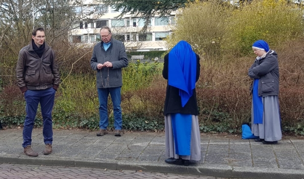 <p>Iedere maand staan er Pro_life demonstranten bij de Bloemenhovekliniek. </p>