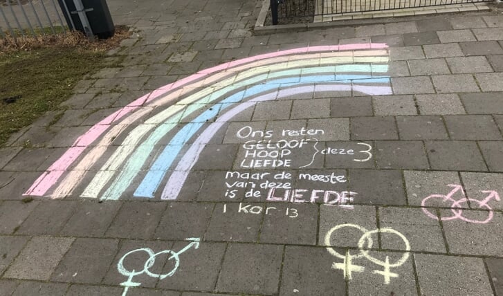 Na publicatie van het NRC artikel werd bij de Gomarus scholengemeenschap in krijt een regenboog getekend met de bijbeltekst uit 1 Korinthe 13 over de liefde