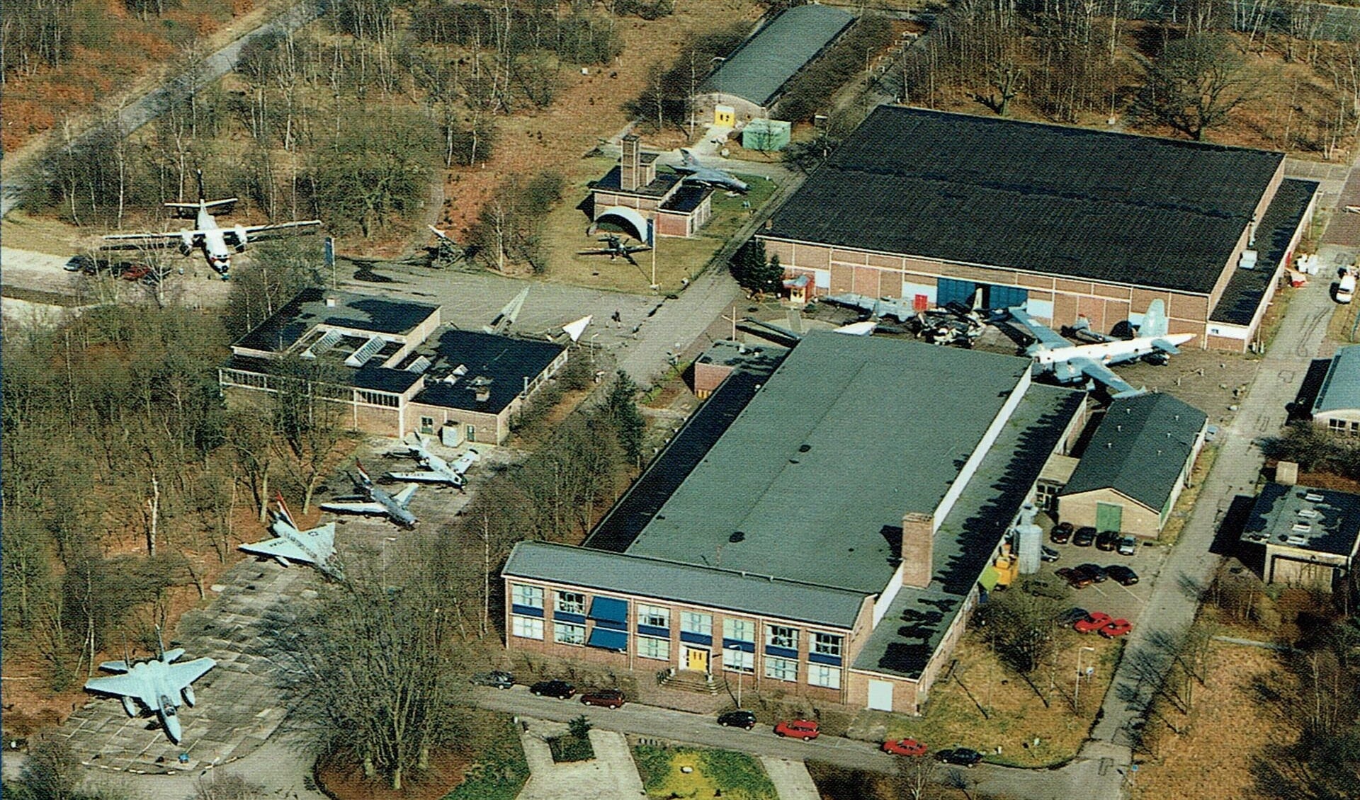  Ook de gebouwen van het voormalige luchtvaartmuseum op Kamp van Zeist ontkomen niet aan sloop.