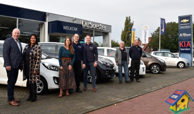 <p>De crew van Autovakmeester De Soester, al 65 jaar een vertrouwd adres aan de Beckeringhstraat in Soest.</p>