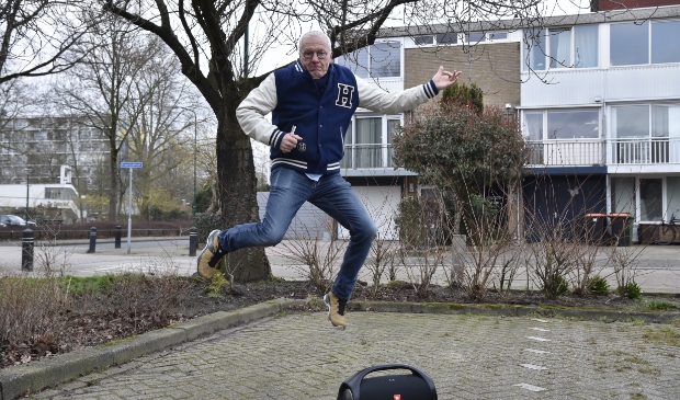 <p>Rock & Roll. Voor de voormalige woning van George Kooymans gaat Evert Hooijer uit z'n dak op de live-versie van Radar Love van Golden Earring.</p>