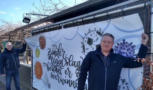 <p>Peter Goes (links) en Wil Muts van Stichting Sporthuis Bunnik zorgen voor het onderhoud aan sporthallen en -velden in de gemeente Bunnik.</p>