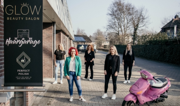 <p>Laura Florijn en Miranda van Maanen van de Haargarage hebben sinds kort de ruime bovenverdieping van hun salon verhuurd aan Glow Beautysalon van Larissa Bos en Nagelstudio Perfect Polish van Merel Welsch.</p>