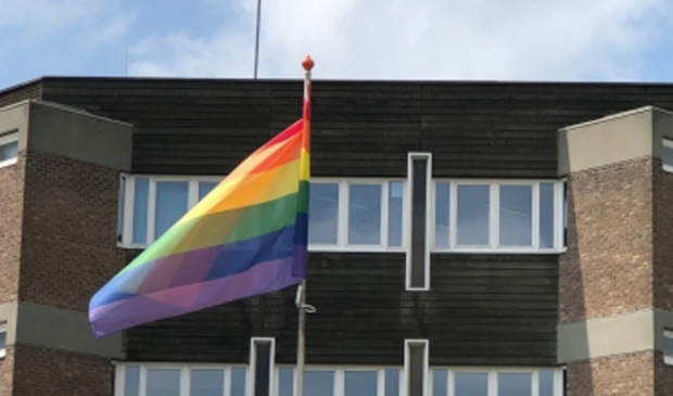<p>Regenboogvlag bij het raadhuis van Amstelveen bij een eerdere gelegenheid.</p>