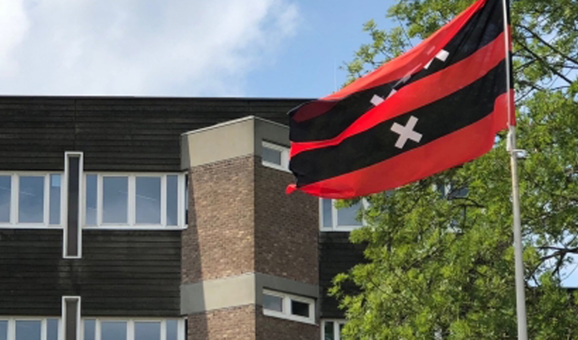 Regenboogvlag bij het raadhuis van Amstelveen bij een eerdere gelegenheid.