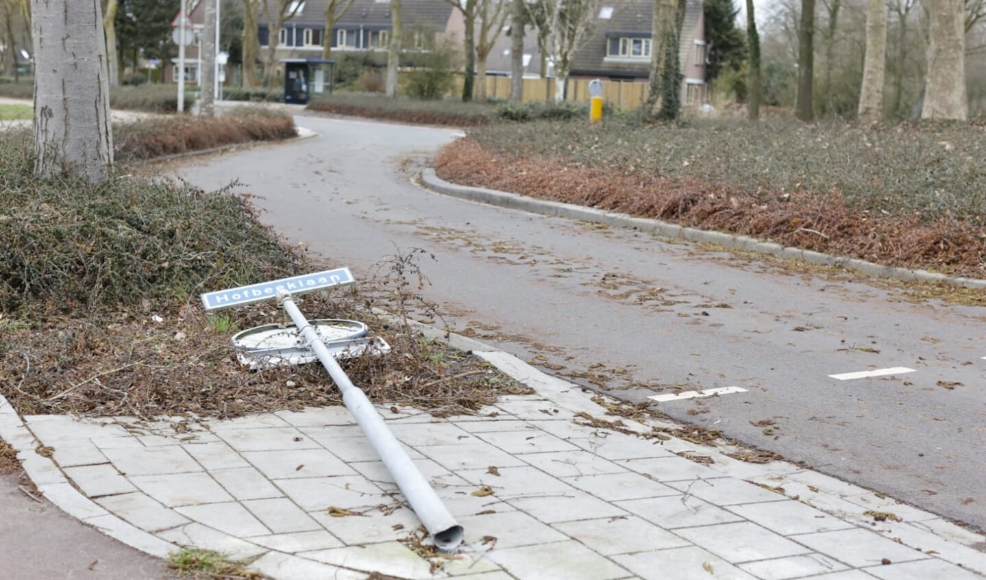 Op de Hofbeeklaan sneuvelde een verkeersbord.