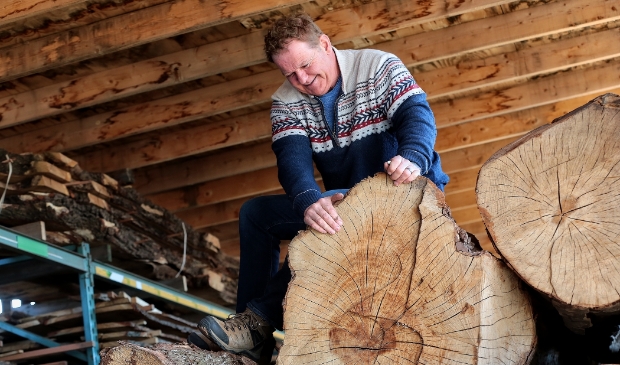 <p>Willem Overzee werkt met lokaal geoogste boomstammen.</p>