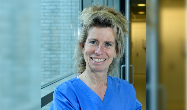 <p>Prof. Dr. Esther Consten is één van de internationale hoofdrolspelers bij ontwikkelingen op het gebied van de robot-geassisteerde darmchirurgie </p>