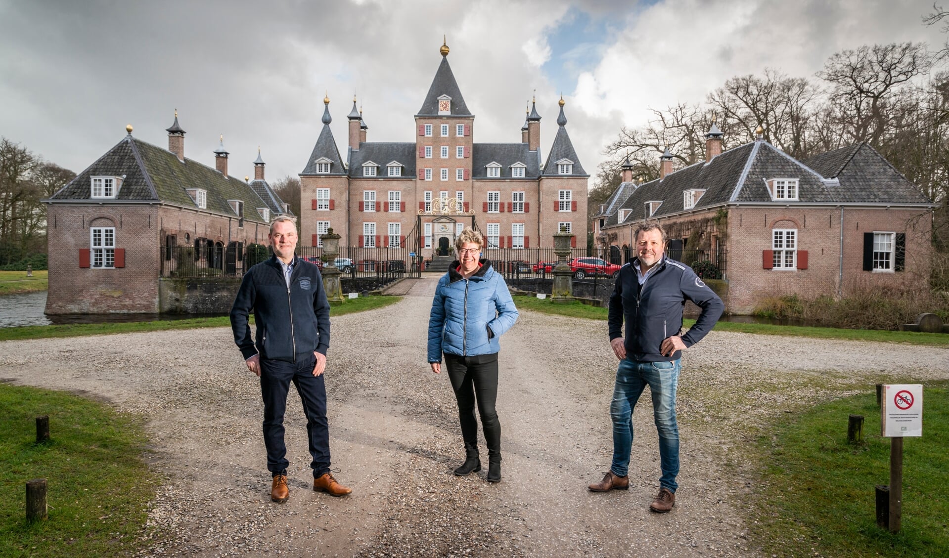 Jan Stutvoet (links), Ria Vermeer en Kees Bos (rechts) steken hun trots op het dorp Renswoude niet onder stoelen of banken. ,,Op belangrijke momenten vormen we één front.