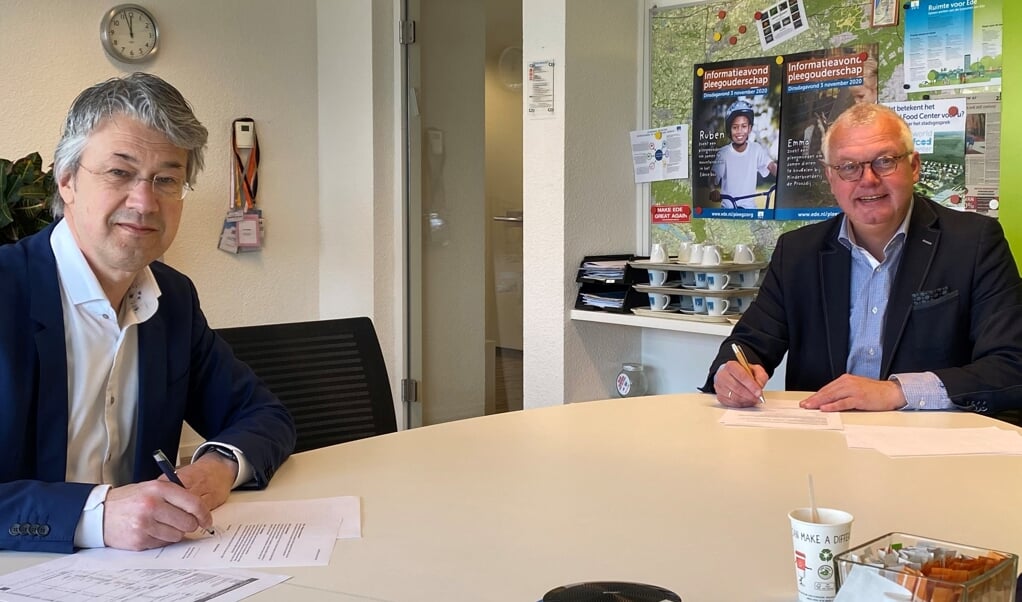 Wethouder Leon Meijer en Gertjan van der Molen, voorzitter College van de Bestuur van CSG Het Streek, ondertekenen de intentieovereenkomst. 
