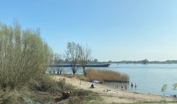 <p>Veel mensen zijn bij zonnig weer te vinden bij het strandje bij Boven-Hardinxveld.</p>