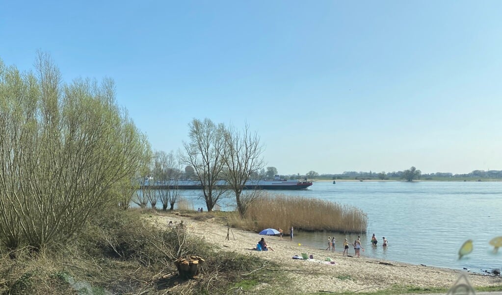 Veel mensen zijn bij zonnig weer te vinden bij het strandje bij Boven-Hardinxveld.