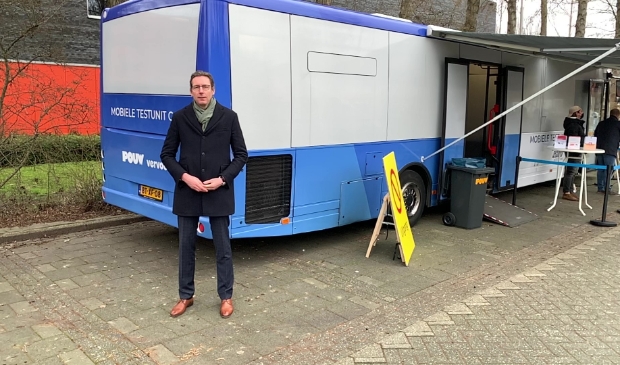 <p>Burgemeester Tjapko Poppens bij de coronatestbus.</p>