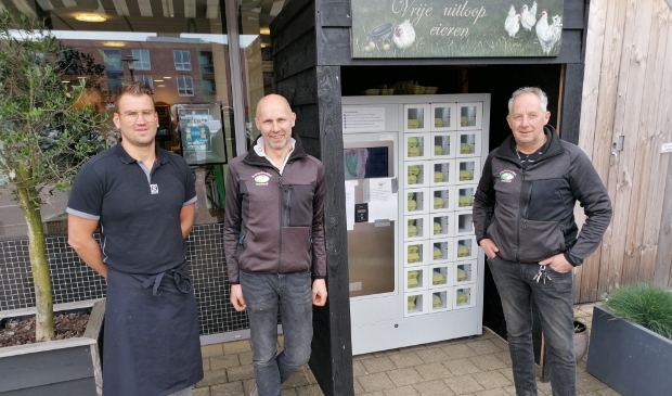 <p>Vanaf links: Tim de Gier, Henri en Evert van Ramshorst werken samen met als resultaat: de eierautomaat aan Wheemplein 87. De eierautomaat is zeven dagen per week en 24 uur per dag bereikbaar.</p>