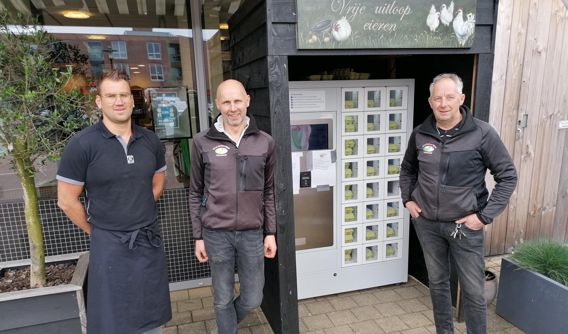 Vanaf links: Tim de Gier, Henri en Evert van Ramshorst werken samen met als resultaat: de eierautomaat aan Wheemplein 87. De eierautomaat is zeven dagen per week en 24 uur per dag bereikbaar.