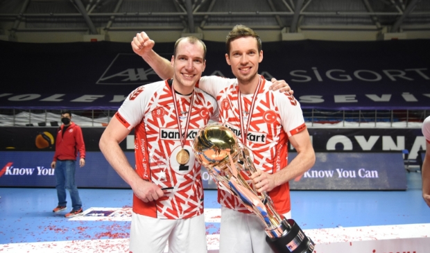 <p>Maarten van Garderen (rechts) houdt de kampioensbeker stevig vast. Links zijn teamgenoot Wouter ter Maat.</p>