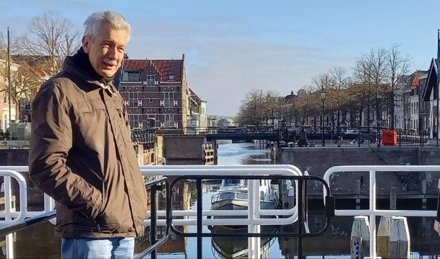 <p>Hugo Ouwerkerk op de Lingesluis: ,,Dit soort doorkijkjes geven Gorinchem karakter."</p>