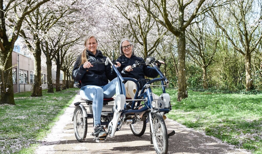 Marijke Roest (rechts) en Sanne van den Berg, de beweegmakelaars blijven actief voor met name ouderen.