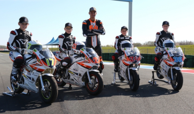 <p>Luuk de Vries (tweede van rechts nummer 24)</p>