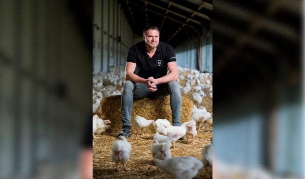 <p>Erik van Veldhuisen tussen zijn traaggroeiende kippen.<br><br><br></p>